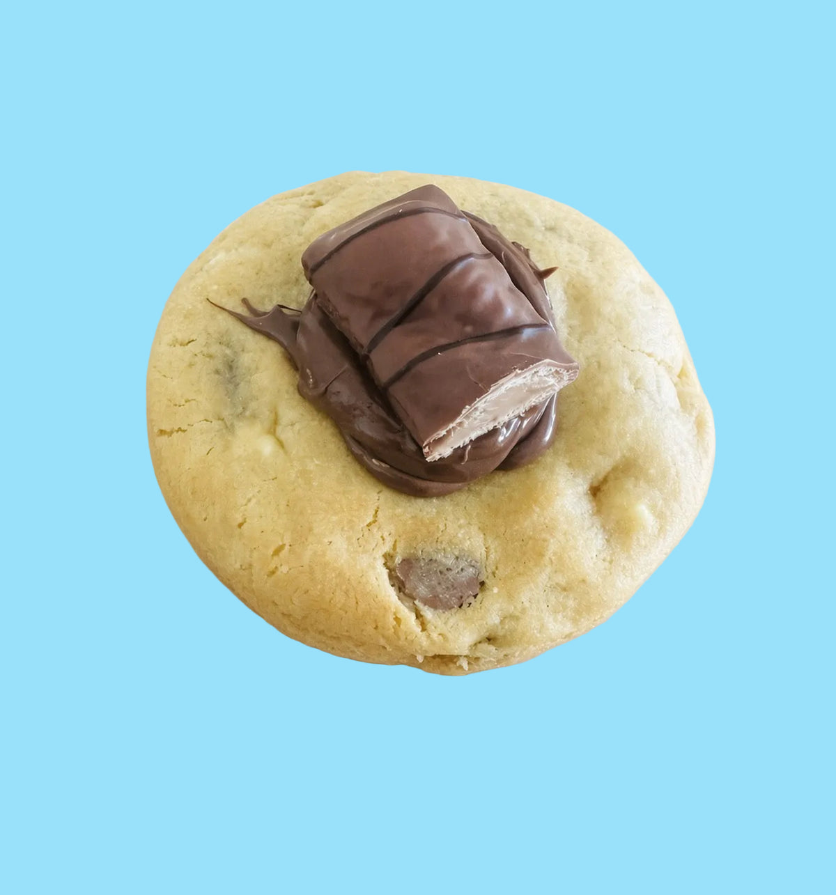 A dreamy cookie inspired by the iconic Kinder Bueno — Our favourite vanilla dough mixed with milk choc and white choc chips, filled with a gooey white choc hazelnut spread centre. Then finished with a Nutella and Bueno wafer topper. Deluxe.